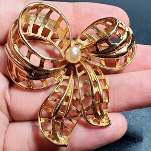 Vtg Large Classic Bow Ribbon Brooch Pin Gold Tone Faux Pearl 2"